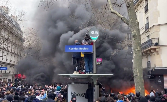 Палежи, сблъсъци с полицията, сълзотворен газ и водни оръдия в половин Франция (видео)