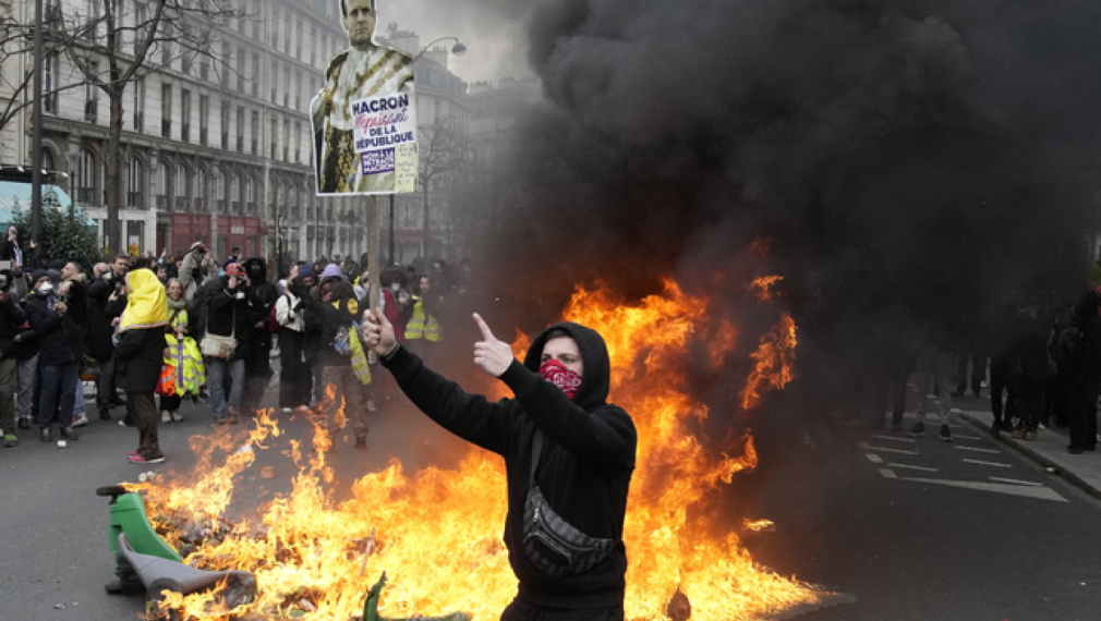 Нови сблъсъци между демонстранти и полицията на протестите във Франция