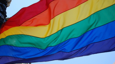Европарламентът критикува Италия заради решение да не регистрира децата на гей двойки