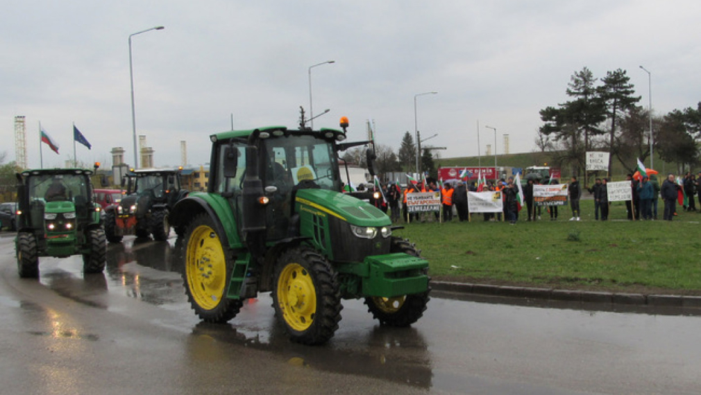 Зърнопроизводители блокираха за час ГКПП "Дунав мост" при Русе