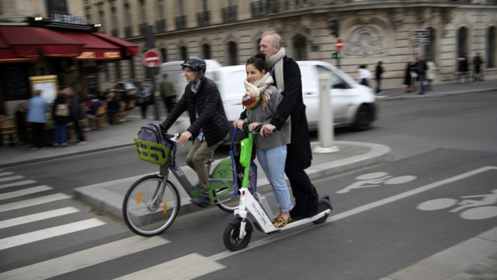 Парижани гласуват за прогонването на скутерите от града