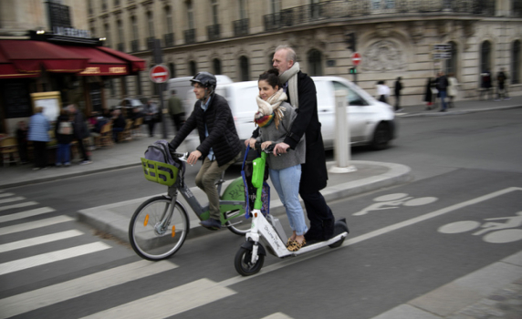 Парижани гласуват за прогонването на скутерите от града