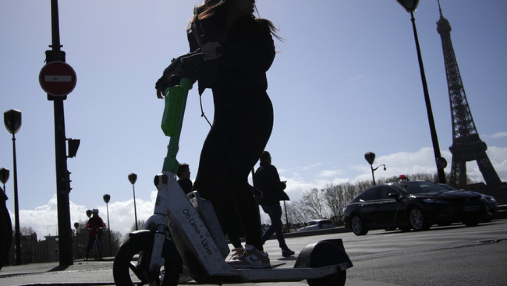 Париж гласува забрана за отдаване под наем на електронни скутери