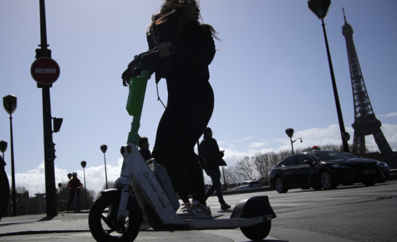 Париж гласува забрана за отдаване под наем на електронни скутери