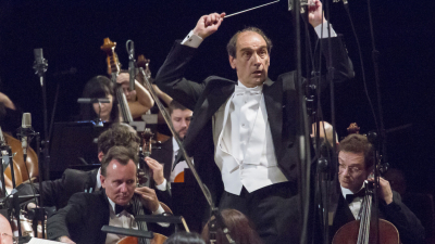 Солист на вечерта е виртуозният цигулар Юлиан РахлинДоайенът на диригентското