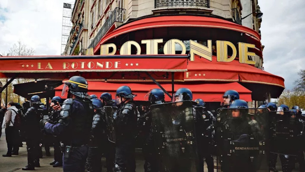 Протестиращи атакуваха любимия ресторант на Макрон в Париж (видео)