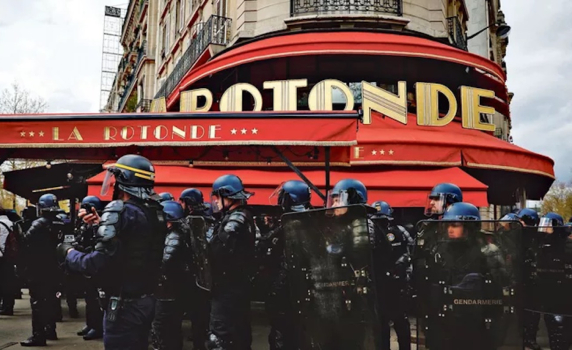 Протестиращи атакуваха любимия ресторант на Макрон в Париж (видео)