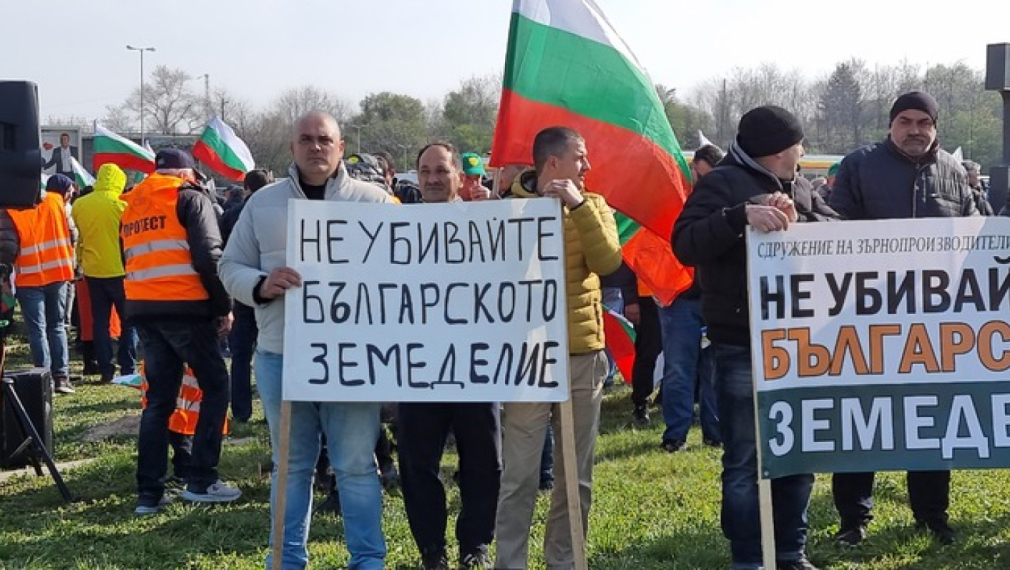 Зърнопроизводители блокираха "Дунав мост" при Русе в знак на протест срещу вноса на украинско зърно