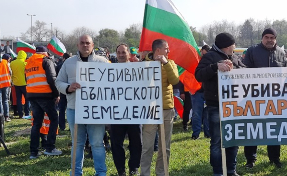 Зърнопроизводители блокираха "Дунав мост" при Русе в знак на протест срещу вноса на украинско зърно