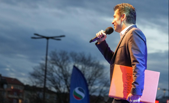 "Блумбърг" написа статия за победата на Петков преди края на вота, после я промени