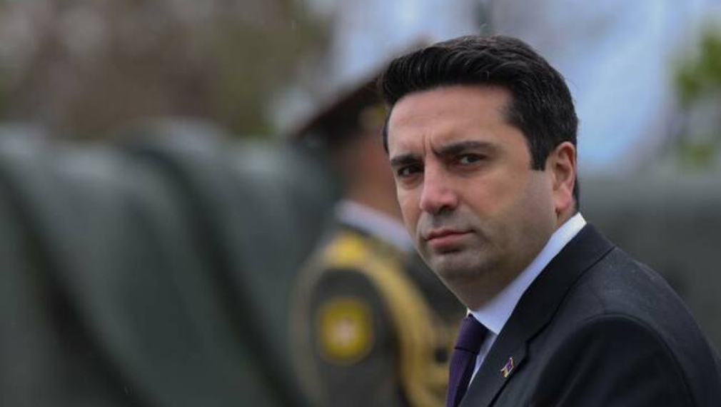 Председателят на арменския парламент се извини, че е наплюл минувач, който го оскърбил