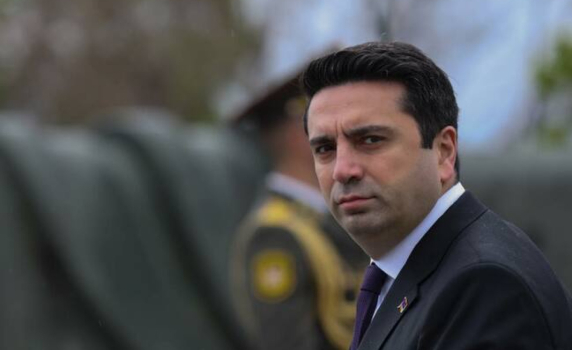 Председателят на арменския парламент се извини, че е наплюл минувач, който го оскърбил