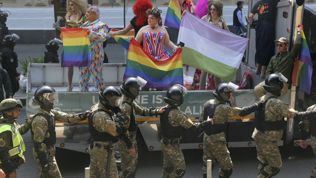 Културната война в Украйна: ЛГБТК+ общността се превърна в странно прокси на американската власт