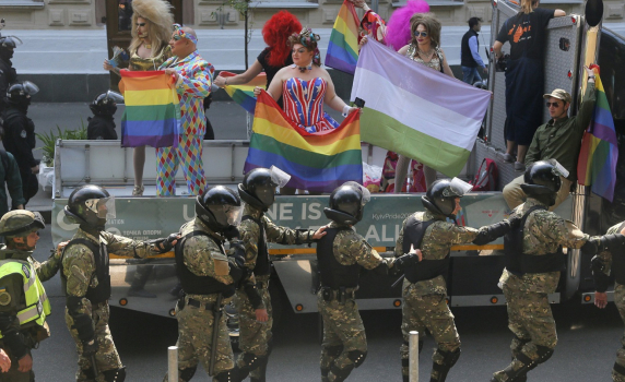 Културната война в Украйна: ЛГБТК+ общността се превърна в странно прокси на американската власт