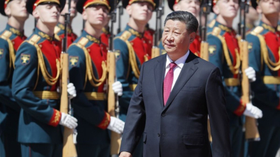 Президентът на Китай Си Дзинпин инспектира военноморските сили под командването