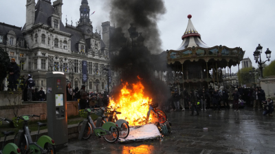 Подпалени велосипеди по време на протест срещу пенсионната реформа във