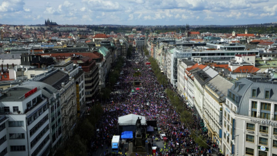 Хиляди хора днес се събраха отново в чешката столица за