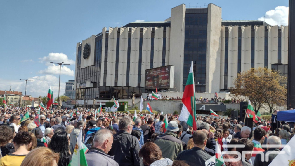 Хиляди хора излязоха на "Общобългарски поход за мир и неутралитет" в София и редица градове у нас и в чужбина