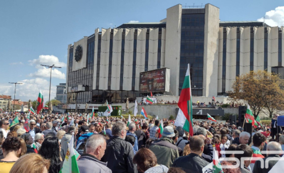 Хиляди хора излязоха на "Общобългарски поход за мир и неутралитет" в София и редица градове у нас и в чужбина