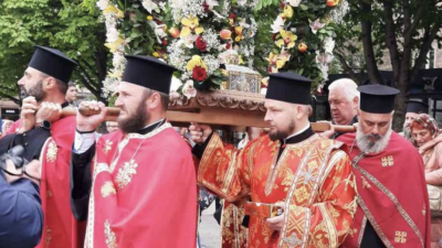 Частица от мощите на Свети Георги пристигна в София  Десетки граждани