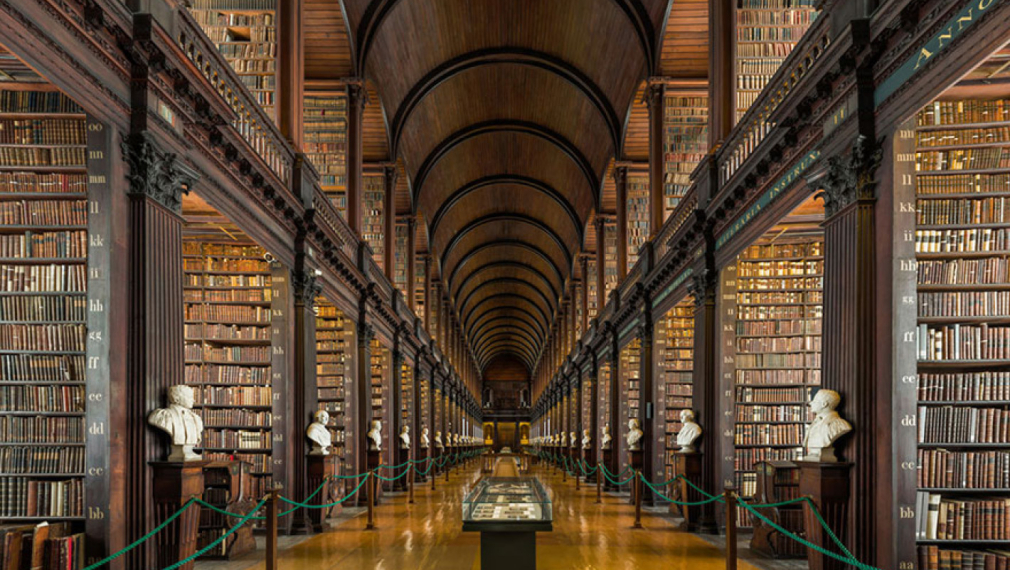 Читалнята на библиотеката в Тринити Колидж в Дъблин.Най-старият университет в