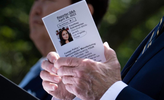 Брошура в ръцете на Байдън показва, че предварително е запознат с въпрос на журналистка