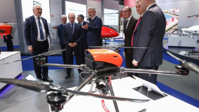 Владимир Путин разглежда дронове изложени в индустриалния парк Руднево в