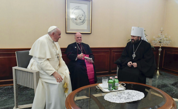 Папата се срещна с руския митрополит Иларион в Будапеща