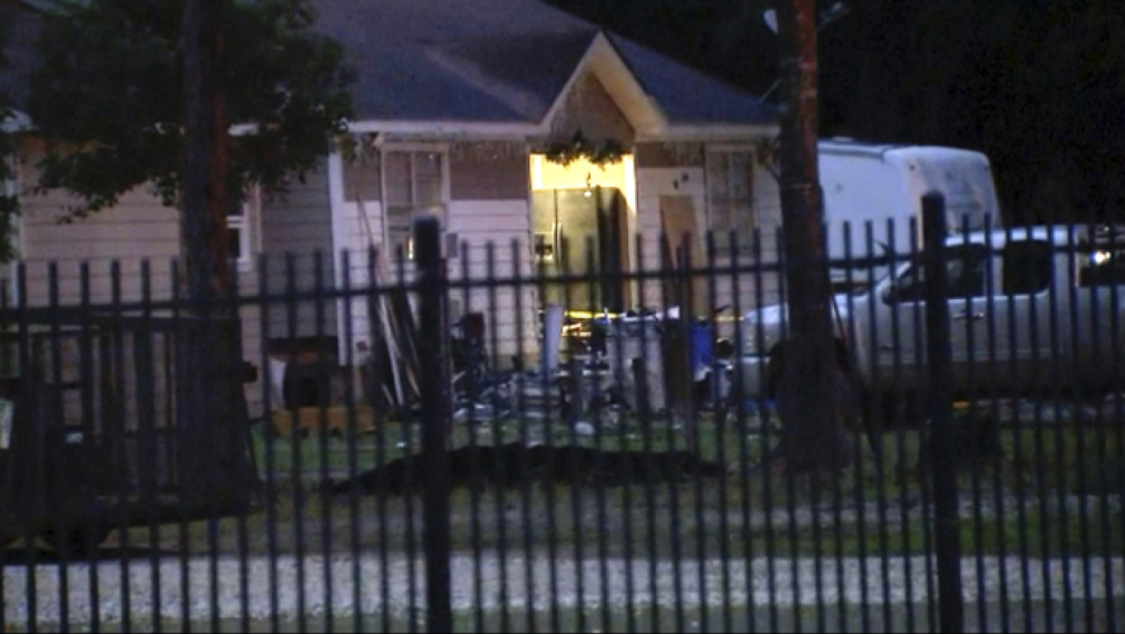 Къщата в Клевърланд, в която снощи въоръжен мъж е убил