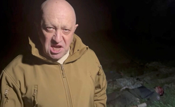 Пригожин напсува Шойгу в гневно видео пред трупове на свои и заплаши, че ще изтегли "Вагнер" от Бахмут на 10 май