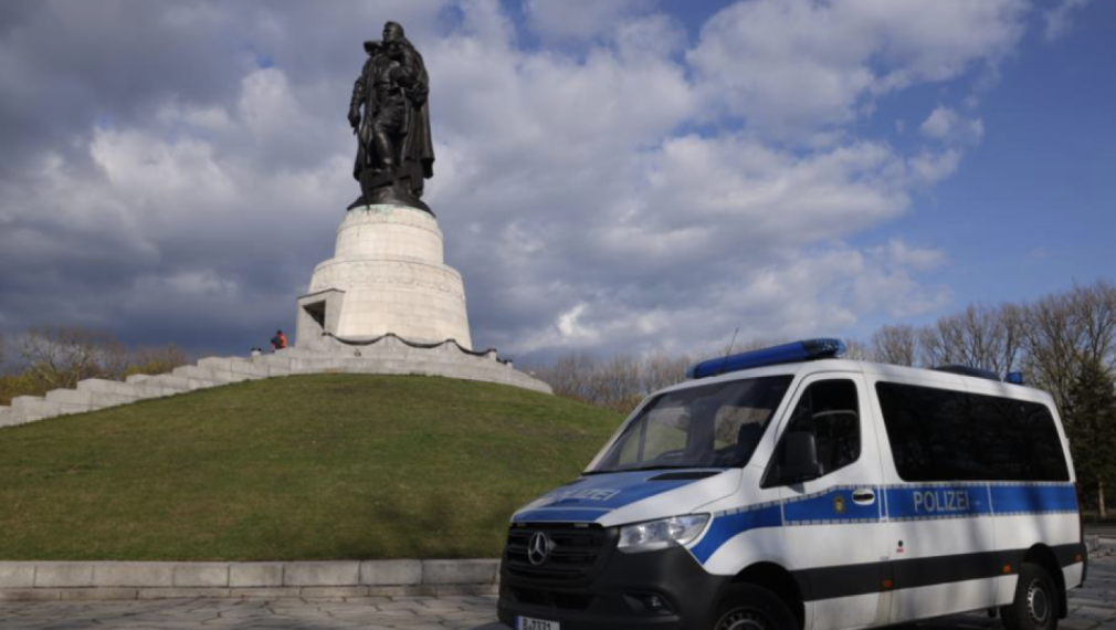 Полицията в Берлин забрани издигането на знамената на Русия и Украйна на 8 и 9 май на три военни мемориала