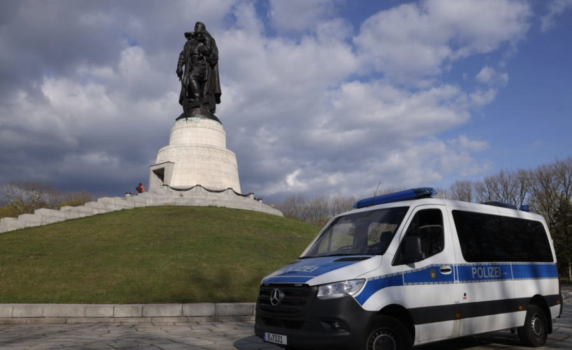 Полицията в Берлин забрани издигането на знамената на Русия и Украйна на 8 и 9 май на три военни мемориала
