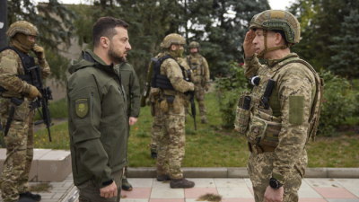 Генерал Олександър Сирски вдясно рапортува пред украинския президент Володимир Зеленски