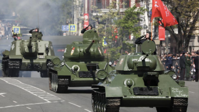 Танкове Т 34 76 и Т 34 85 по време на Парада на победата