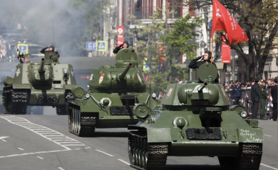 Във Владивосток и Хабаровск също имаше военни паради