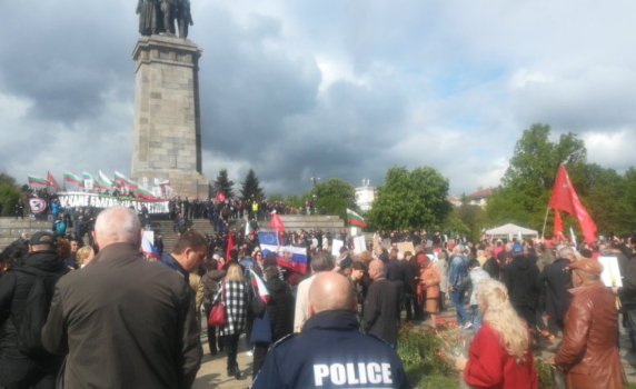 Шествие "Безсмъртният полк" се проведе в центъра на София, въпреки забраната