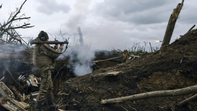 Украински военнослужещ стреля с ръчен противотанков гранатомет срещу руските позиции