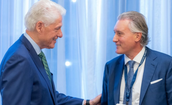 Кирил Домусчиев посрещна Бил Клинтън в София