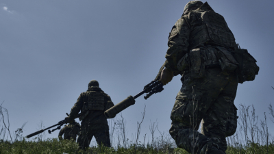 Украински снайперисти в района на Бахмут снимка на Асошиейтед