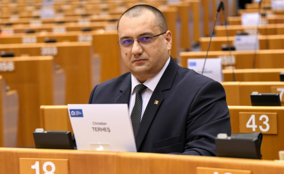 Скандал с румънски евродепутат в ЕП - нарекъл транссексуалните жени "перверзни мъже"