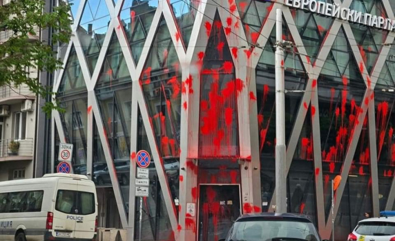 Активисти на "Възраждане" заляха с червена боя сградата на ЕК у нас