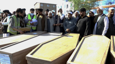 Афганистански семейства получават днес телата на свои близки загинали при