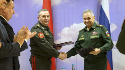 Руският министър на отбраната Сергей Шойгу вдясно и беларуският му