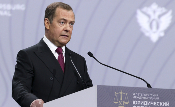 Медведев: Русия ще нанесе изпреварващ удар, ако Западът предостави на Украйна ядрени оръжия