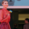 Украински модел скандализира с послание към Путин фестивала в Кан, охраната я изгони
