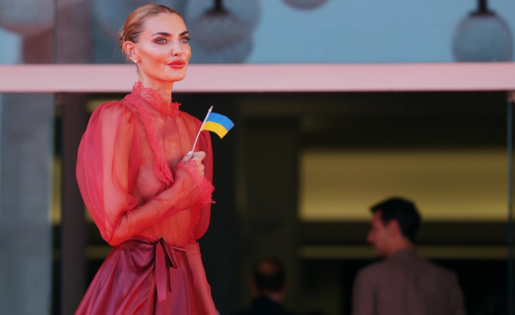 Украински модел скандализира с послание към Путин фестивала в Кан, охраната я изгони