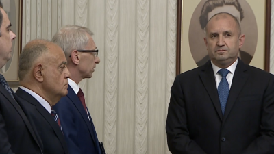 Радев връчи мандата на Денков: Не е целесъобразно да поверя бъднините на страната в ръцете на лидерите на вашата партия, но съм длъжен
