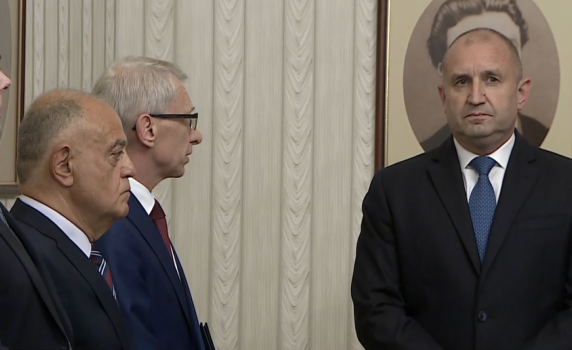 Радев връчи мандата на Денков: Не е целесъобразно да поверя бъднините на страната в ръцете на лидерите на вашата партия, но съм длъжен