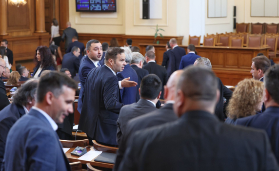 "Възраждане" нарече ПП "ОПГ за чужди интереси", те ги обвиниха във "фашистка пропаганда"