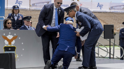 Президентът на САЩ Джо Байдън падна на сцената по време